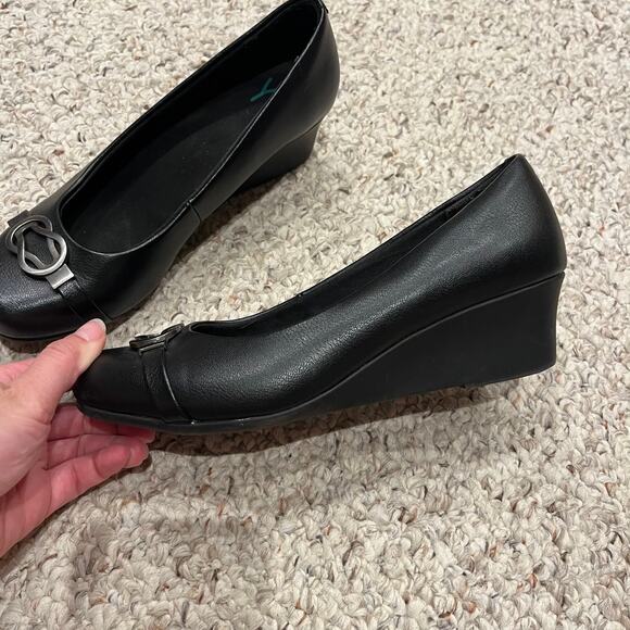 Yuu Monica Slip On Wedge Heels Sz 6.5 Black Casual Classic Career Business - Picture 2 of 7